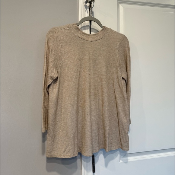 Tan shirt with open back and bow - Picture 2 of 6